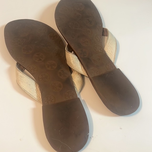 Tory Burch Thora Flat Sandal Size 8 - White / Gold Thong LOGO - Picture 8 of 8